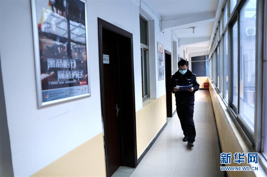 (聚焦疫情防控·圖文互動)(1)“戰(zhàn)疫”時期“雙一線”夫妻的愛情:一手平安 一手健康