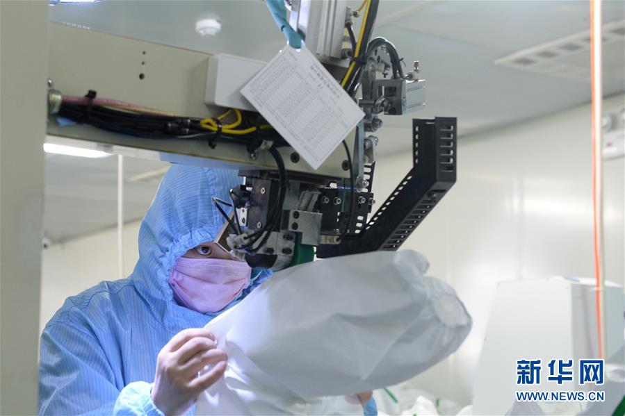 (在習(xí)近平新時代中國特色社會主義思想指引下——新時代新作為新篇章·習(xí)近平總書記關(guān)切事·圖文互動)(4)當(dāng)億萬只手緊握在一起……——戰(zhàn)“疫”一線感受中國力量