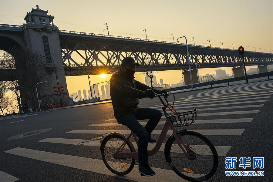 (新華全媒頭條·圖文互動(dòng))(5)人間至味是團(tuán)圓——武漢庚子元宵節(jié)全紀(jì)錄