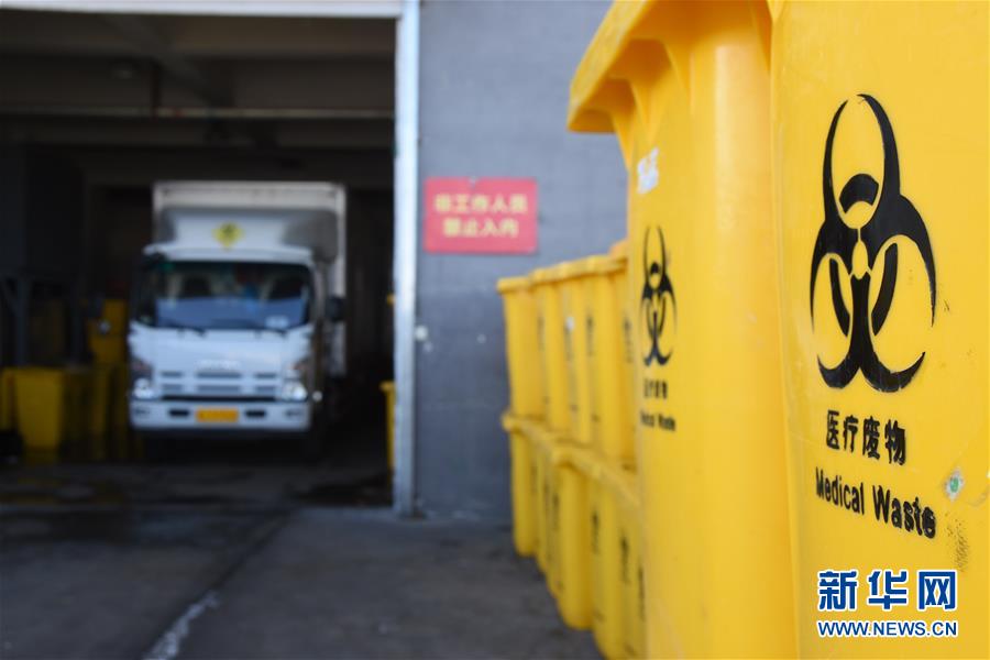 (聚焦疫情防控·圖文互動(dòng))(5)另類“白衣戰(zhàn)士”:堅(jiān)守醫(yī)療廢物處置第一線