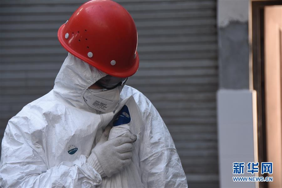 (聚焦疫情防控·圖文互動(dòng))(7)另類“白衣戰(zhàn)士”:堅(jiān)守醫(yī)療廢物處置第一線