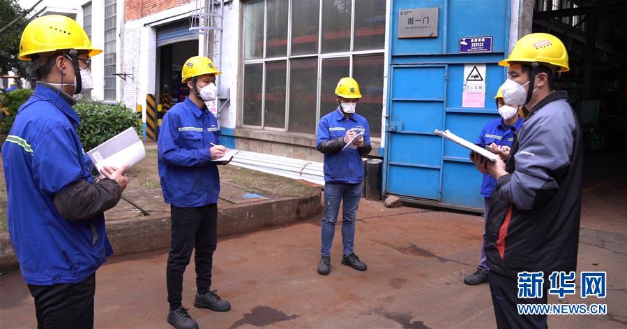 （來自經(jīng)濟(jì)前沿的故事&middot;企業(yè)復(fù)工復(fù)產(chǎn)&middot;圖文互動(dòng)）（3）戴口罩、測體溫進(jìn)公司&mdash;&mdash;廣西柳工復(fù)工見聞