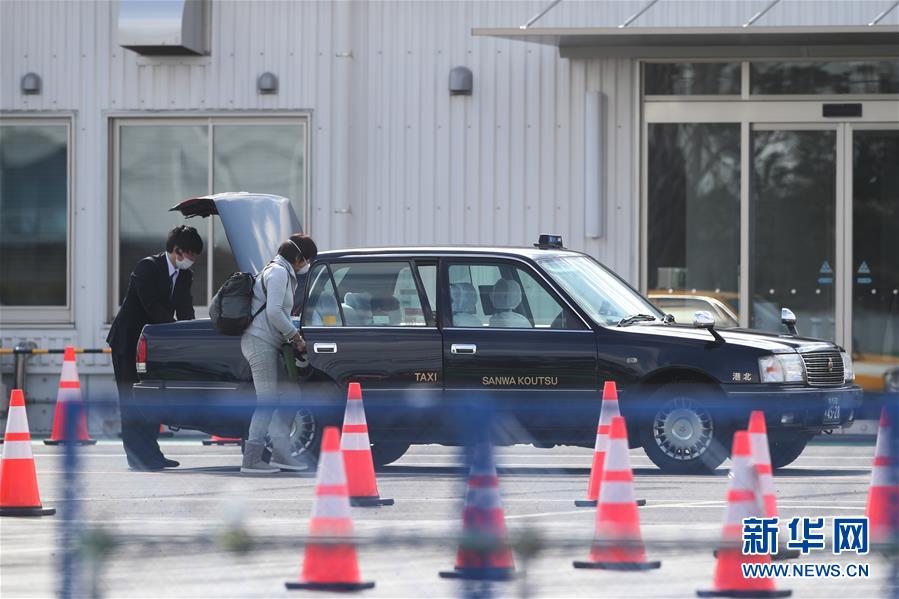 (國(guó)際)(2)“鉆石公主”號(hào)郵輪乘客陸續(xù)下船