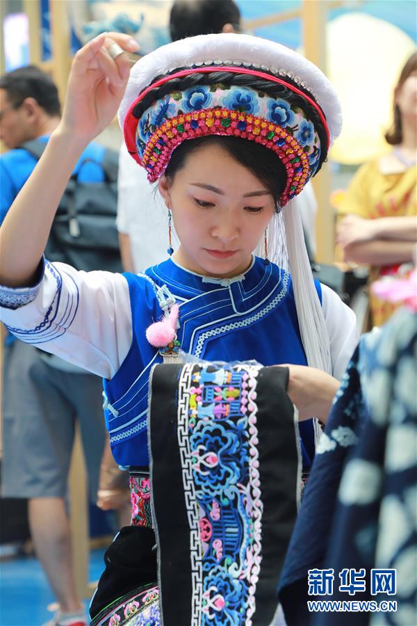 (脫貧攻堅(jiān)風(fēng)采錄·帶頭人·圖文互動(dòng))(3)背著娃繡著花 養(yǎng)活自己養(yǎng)活家——夏華和13000名大山繡娘的“中國(guó)夢(mèng)”