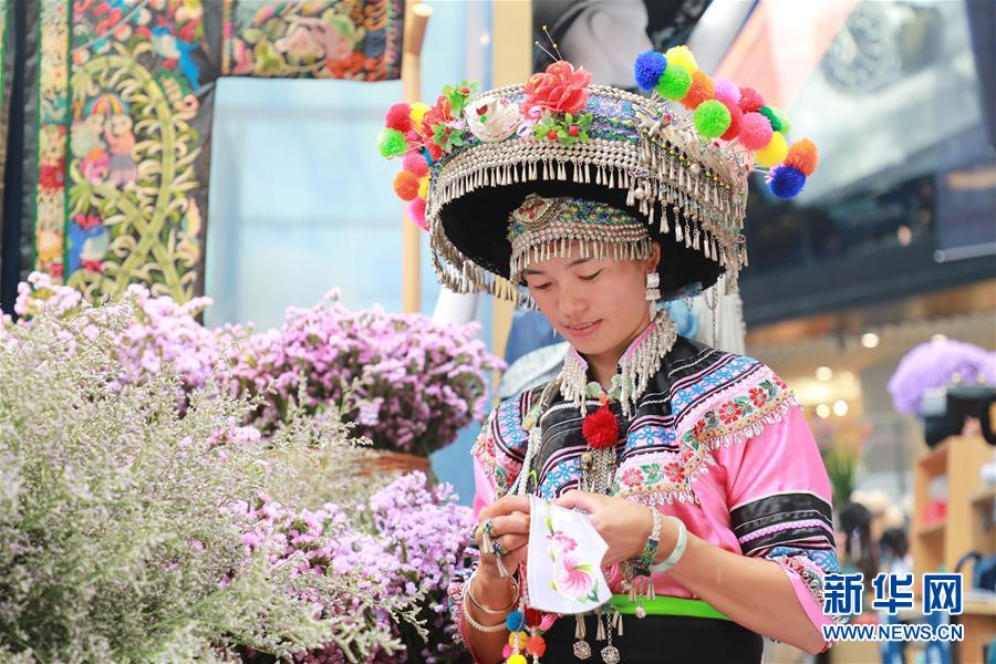 (脫貧攻堅(jiān)風(fēng)采錄·帶頭人·圖文互動(dòng))(5)背著娃繡著花 養(yǎng)活自己養(yǎng)活家——夏華和13000名大山繡娘的“中國(guó)夢(mèng)”