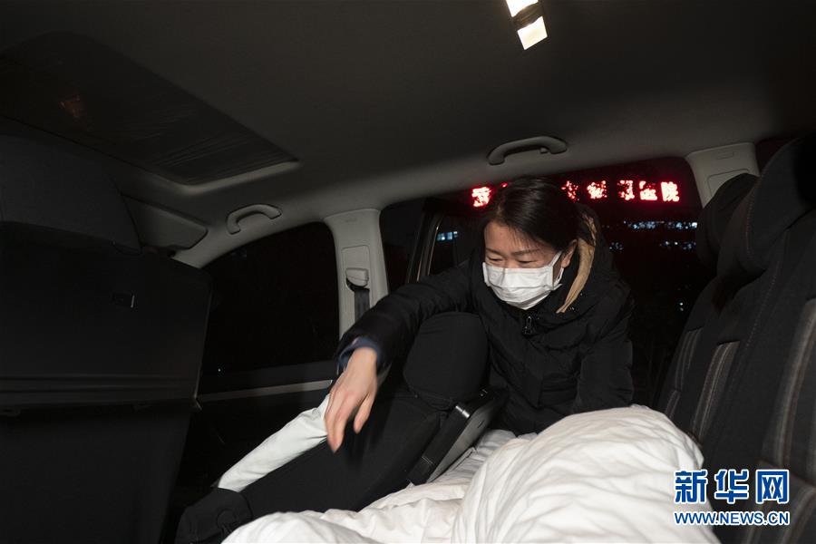 （一線抗疫群英譜&middot;圖文互動(dòng)）（2）特寫(xiě)：為節(jié)省10分鐘，這對(duì)醫(yī)護(hù)夫妻&ldquo;以車(chē)為家&rdquo;