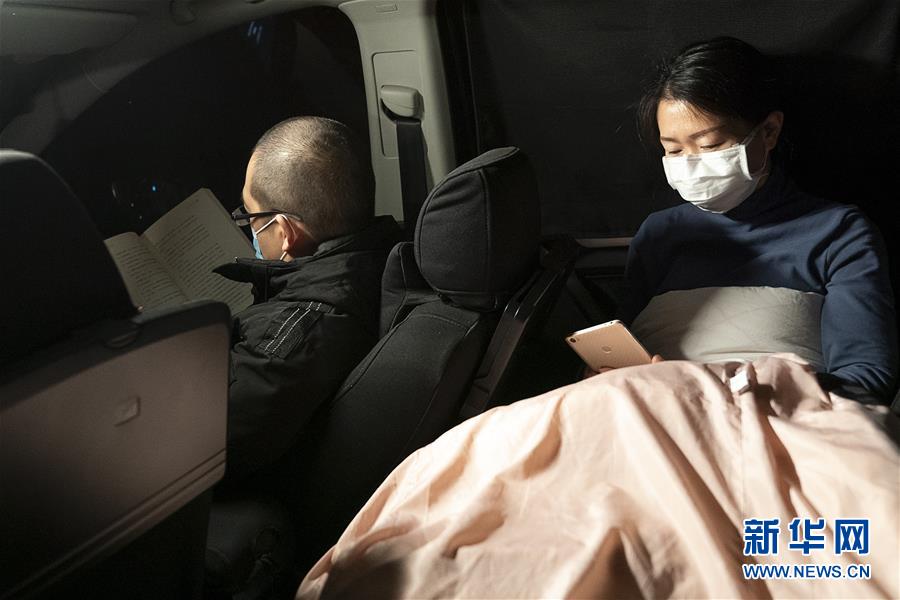 （一線抗疫群英譜&middot;圖文互動(dòng)）（5）特寫(xiě)：為節(jié)省10分鐘，這對(duì)醫(yī)護(hù)夫妻&ldquo;以車(chē)為家&rdquo;