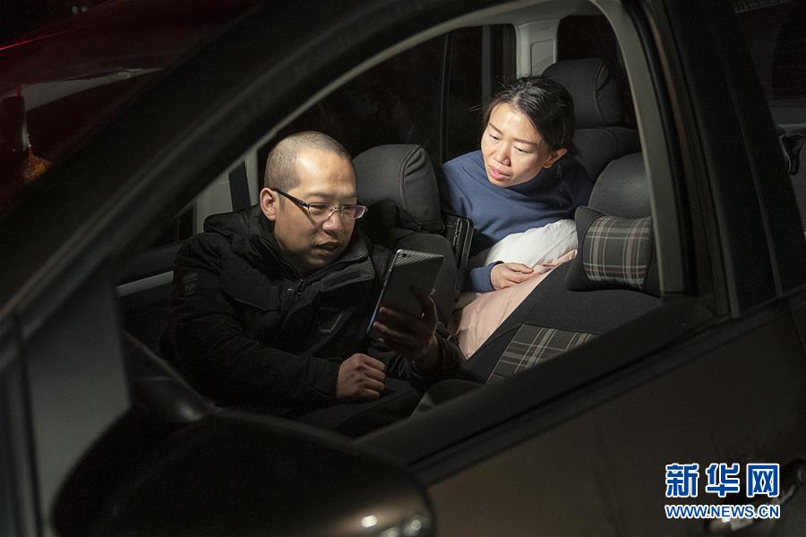 （一線抗疫群英譜&middot;圖文互動(dòng)）（7）特寫(xiě)：為節(jié)省10分鐘，這對(duì)醫(yī)護(hù)夫妻&ldquo;以車(chē)為家&rdquo;