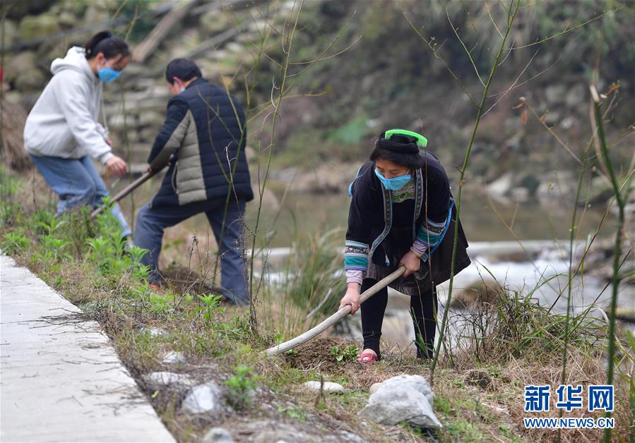 （社會(huì)）（1）苗山脫貧影像志&mdash;&mdash;春天里，她們種下新希望