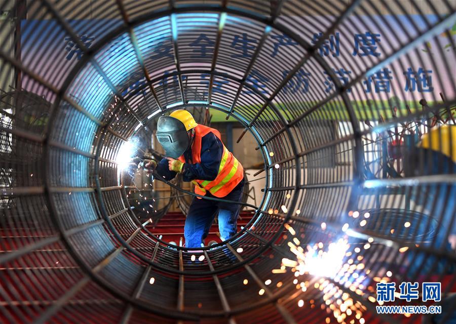 （新華全媒頭條&middot;圖文互動）（17）磨難壓不垮 奮起正當(dāng)時&mdash;&mdash;習(xí)近平總書記在統(tǒng)籌推進新冠肺炎疫情防控和經(jīng)濟社會發(fā)展工作部署會議上的重要講話振奮人心凝聚力量