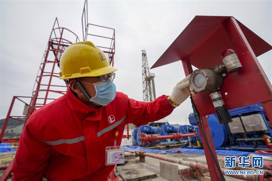 （新華全媒頭條&middot;圖文互動）（18）磨難壓不垮 奮起正當(dāng)時&mdash;&mdash;習(xí)近平總書記在統(tǒng)籌推進新冠肺炎疫情防控和經(jīng)濟社會發(fā)展工作部署會議上的重要講話振奮人心凝聚力量