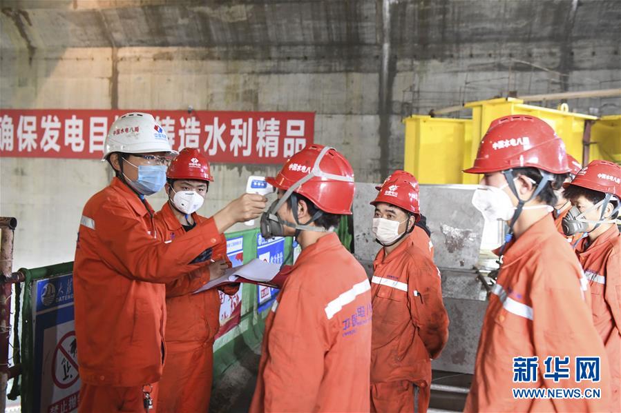 (抓好經濟發(fā)展 應對復雜局面·圖文互動)(1)把疫情造成的損失降到最小——廣西生產一線見聞