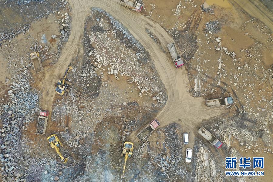 (抓好經濟發(fā)展 應對復雜局面·圖文互動)(4)把疫情造成的損失降到最小——廣西生產一線見聞