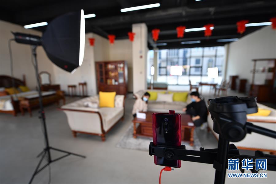 (圖文互動(dòng))(5)展會(huì)變直播 員工變網(wǎng)紅——千億元家具產(chǎn)業(yè)別樣復(fù)工復(fù)產(chǎn)路