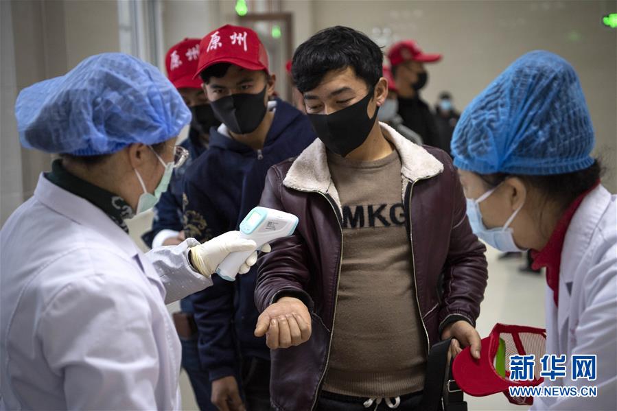 (在習(xí)近平新時(shí)代中國特色社會(huì)主義思想指引下——新時(shí)代新作為新篇章·習(xí)近平總書記關(guān)切事·圖文互動(dòng))(5)戰(zhàn)“疫”戰(zhàn)“貧”都要贏——脫貧攻堅(jiān)一線打響兩場(chǎng)硬仗