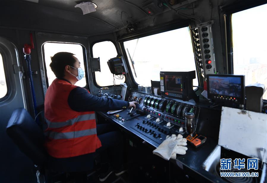 (抓好經(jīng)濟(jì)發(fā)展 應(yīng)對復(fù)雜局面·圖文互動)(5)“我們的訂單正回流”——江西外貿(mào)企業(yè)復(fù)工復(fù)產(chǎn)見聞