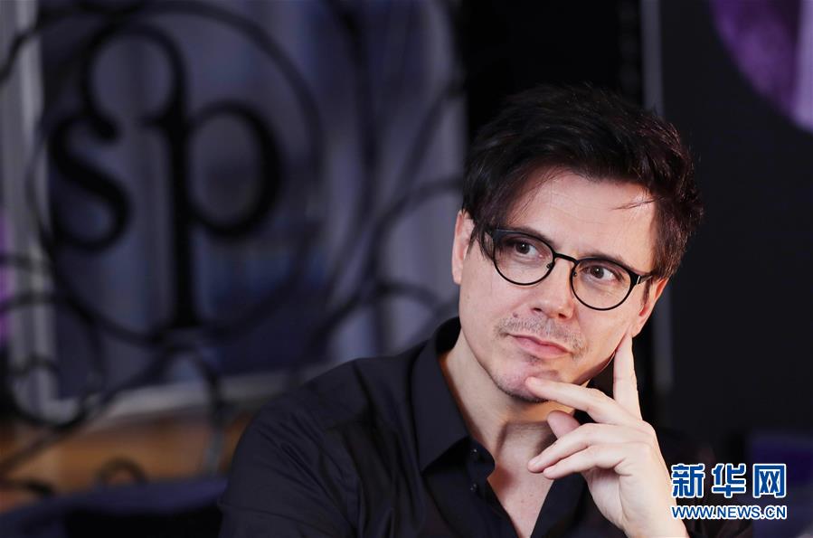 （國際&middot;圖文互動(dòng)）（3）通訊：手牽手，我們共同驅(qū)散陰霾&mdash;&mdash;法國音樂人創(chuàng)作抗疫歌曲背后的故事