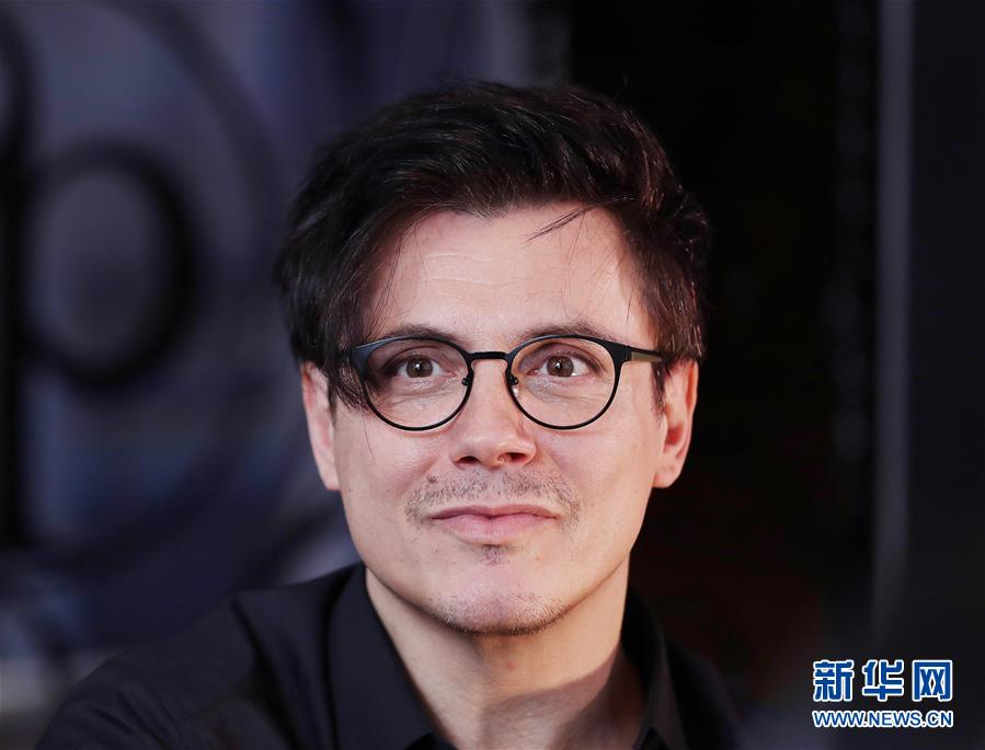 （國際&middot;圖文互動(dòng)）（6）通訊：手牽手，我們共同驅(qū)散陰霾&mdash;&mdash;法國音樂人創(chuàng)作抗疫歌曲背后的故事