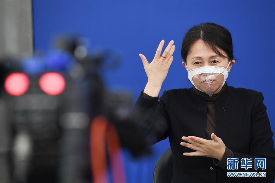 (圖文互動(dòng))(2)一個(gè)“透明口罩”的故事——手語(yǔ)播報(bào)員冷新雪的“無(wú)聲關(guān)愛(ài)”