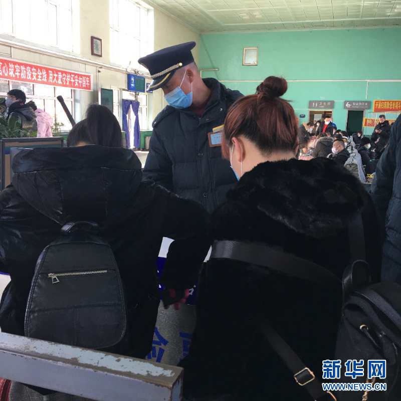 （新華網(wǎng)&middot;圖文互動(dòng)）（2）疫情下，小站鐵路安檢員收獲10多萬(wàn)粉絲