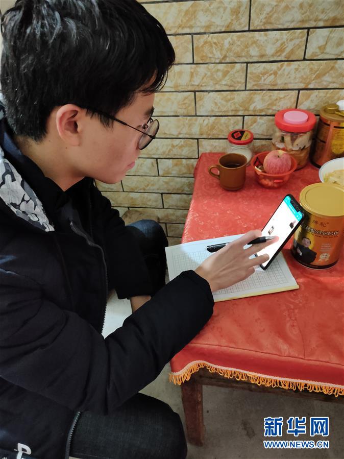 （新華網(wǎng)&middot;圖文互動(dòng)）（1）為&ldquo;逆行者&rdquo;后方護(hù)航，這些大學(xué)生的假期不一般
