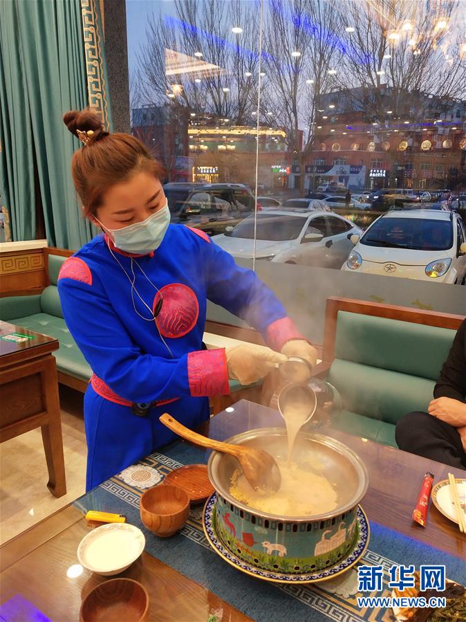 （圖文互動）（2）特寫：限人數(shù)、分餐吃、用公筷&mdash;&mdash;偏遠(yuǎn)小城&ldquo;吃飯&rdquo;見聞