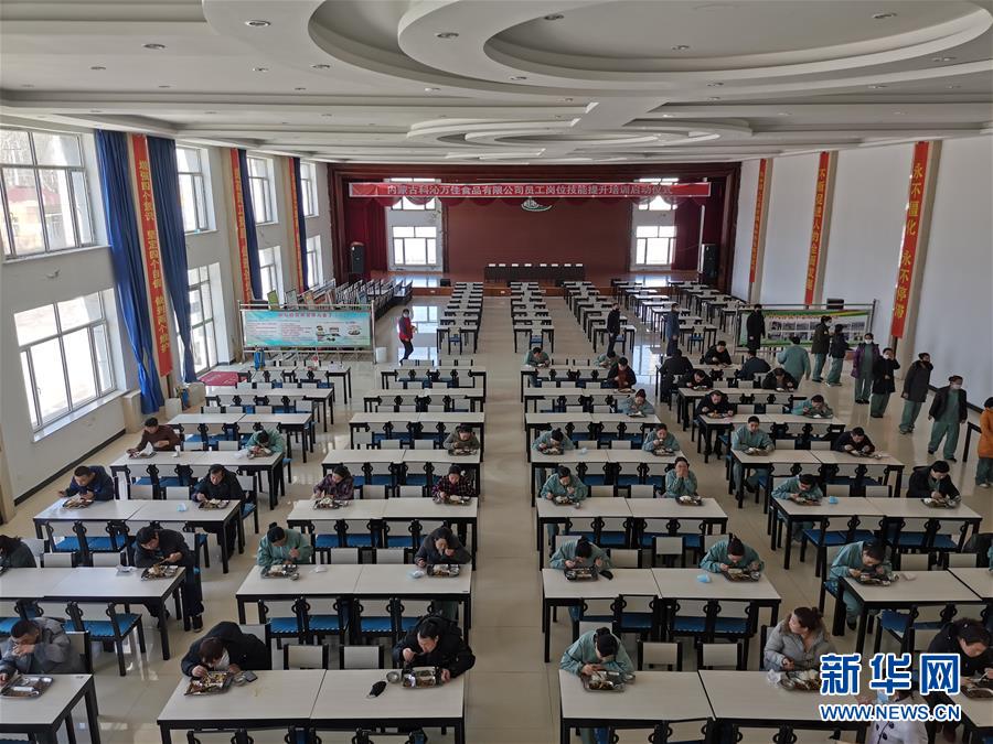 （圖文互動）（3）特寫：限人數(shù)、分餐吃、用公筷&mdash;&mdash;偏遠(yuǎn)小城&ldquo;吃飯&rdquo;見聞