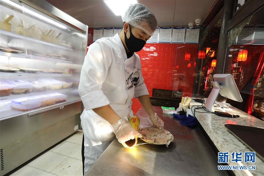 （圖文互動）（4）特寫：限人數(shù)、分餐吃、用公筷&mdash;&mdash;偏遠(yuǎn)小城&ldquo;吃飯&rdquo;見聞