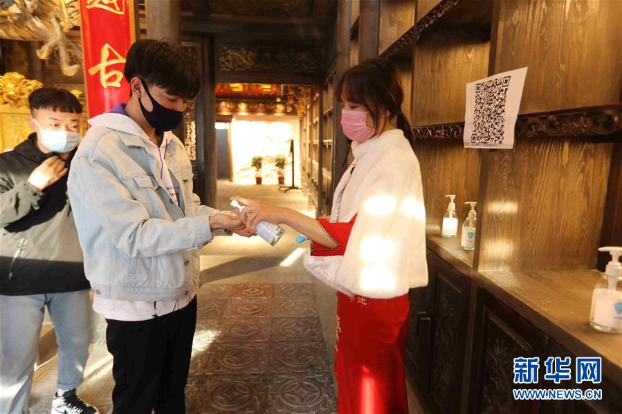（圖文互動）（5）特寫：限人數(shù)、分餐吃、用公筷&mdash;&mdash;偏遠(yuǎn)小城&ldquo;吃飯&rdquo;見聞