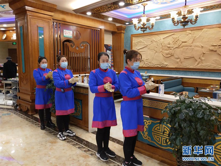 （圖文互動）（6）特寫：限人數(shù)、分餐吃、用公筷&mdash;&mdash;偏遠(yuǎn)小城&ldquo;吃飯&rdquo;見聞