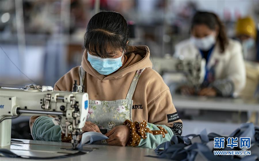 （在習(xí)近平新時(shí)代中國(guó)特色社會(huì)主義思想指引下&mdash;&mdash;新時(shí)代新作為新篇章&middot;習(xí)近平總書(shū)記關(guān)切事&middot;圖文互動(dòng)）（1）戰(zhàn)&ldquo;疫&rdquo;要?jiǎng)艜r(shí)，戰(zhàn)&ldquo;貧&rdquo;再加把勁！&mdash;&mdash;中央各部門(mén)助力脫貧攻堅(jiān)很給力