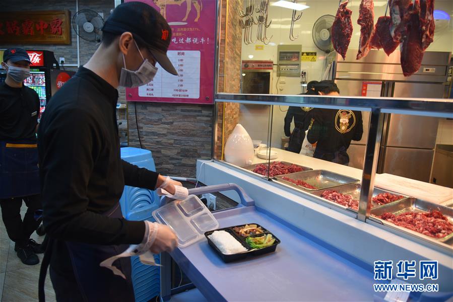 （聚焦復(fù)工復(fù)產(chǎn)&middot;圖文互動）（3）觸網(wǎng)接單、開發(fā)簡餐、直播賣貨&mdash;&mdash;餐企換招自救