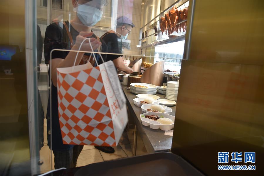 （聚焦復(fù)工復(fù)產(chǎn)&middot;圖文互動）（4）觸網(wǎng)接單、開發(fā)簡餐、直播賣貨&mdash;&mdash;餐企換招自救