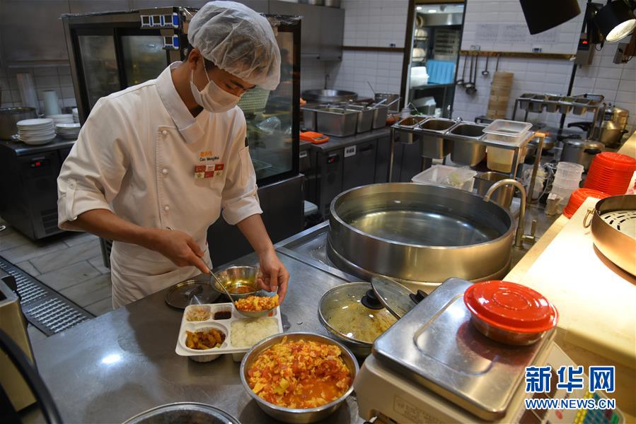 （聚焦復(fù)工復(fù)產(chǎn)&middot;圖文互動）（5）觸網(wǎng)接單、開發(fā)簡餐、直播賣貨&mdash;&mdash;餐企換招自救