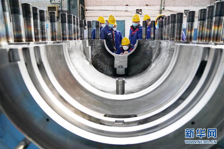 (新華全媒頭條·在習近平新時代中國特色社會主義思想指引下——新時代新作為新篇章·圖文互動)(8)同心戰(zhàn)“疫”彰顯人民至上——各地各部門貫徹落實習近平總書記重要指示精神統(tǒng)籌推進疫情防控和經濟社會發(fā)展