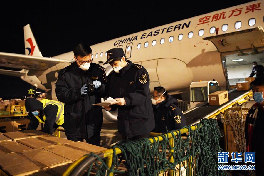 (新華全媒頭條·在習近平新時代中國特色社會主義思想指引下——新時代新作為新篇章·圖文互動)(11)同心戰(zhàn)“疫”彰顯人民至上——各地各部門貫徹落實習近平總書記重要指示精神統(tǒng)籌推進疫情防控和經濟社會發(fā)展