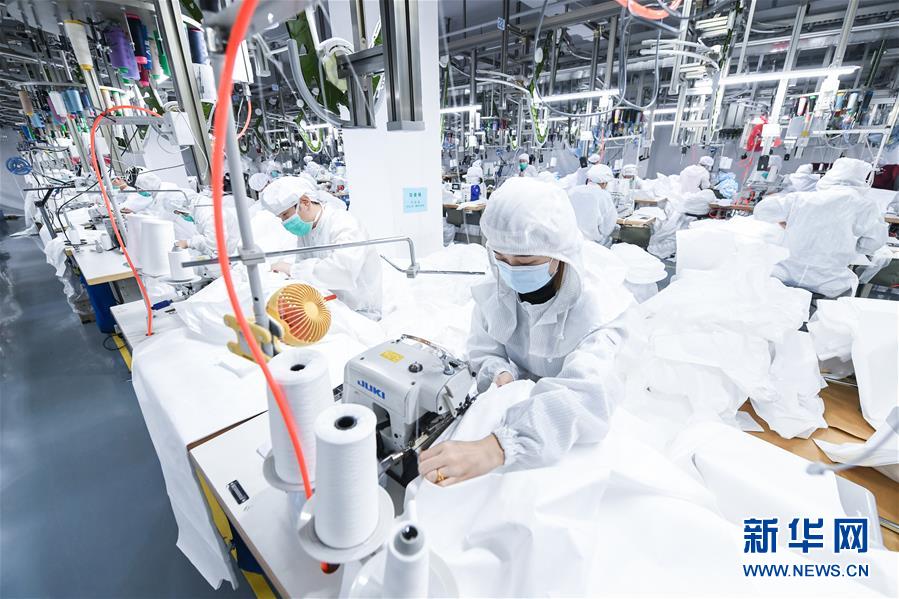 (新華全媒頭條·在習近平新時代中國特色社會主義思想指引下——新時代新作為新篇章·圖文互動)(12)同心戰(zhàn)“疫”彰顯人民至上——各地各部門貫徹落實習近平總書記重要指示精神統(tǒng)籌推進疫情防控和經濟社會發(fā)展