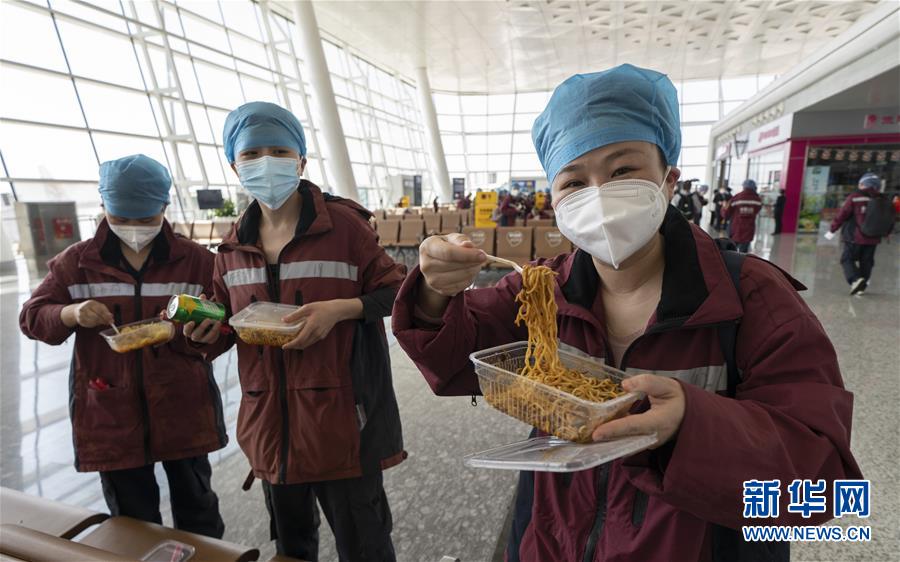 （新華全媒頭條&middot;圖文互動）（13）最美逆行者，武漢永遠記得你！&mdash;&mdash;首批援鄂醫(yī)療隊返程紀實