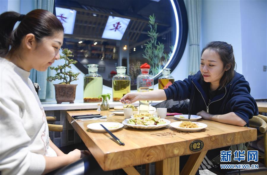 （圖文互動(dòng)）（4）東北&ldquo;大盤(pán)菜&rdquo;與&ldquo;公勺公筷&rdquo;攜手同行