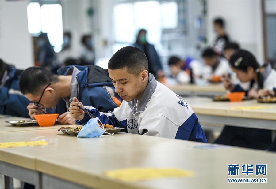 （圖文互動(dòng)）（6）&ldquo;早&rdquo;安同學(xué)，&ldquo;早&rdquo;安老師！&mdash;&mdash;新疆初高中畢業(yè)班復(fù)課一周回訪見聞