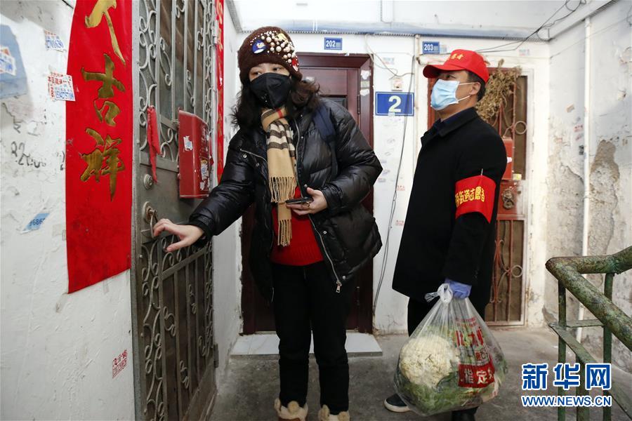 （習(xí)近平致敬的戰(zhàn)&ldquo;疫&rdquo;英雄&middot;社區(qū)工作者篇&middot;圖文互動(dòng)）（6）他們，堅(jiān)守一線(xiàn)戰(zhàn)風(fēng)雨