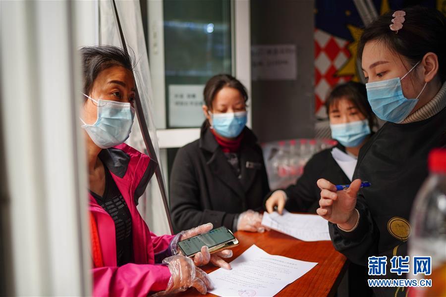 （習(xí)近平致敬的戰(zhàn)&ldquo;疫&rdquo;英雄&middot;社區(qū)工作者篇&middot;圖文互動(dòng)）（7）他們，堅(jiān)守一線(xiàn)戰(zhàn)風(fēng)雨