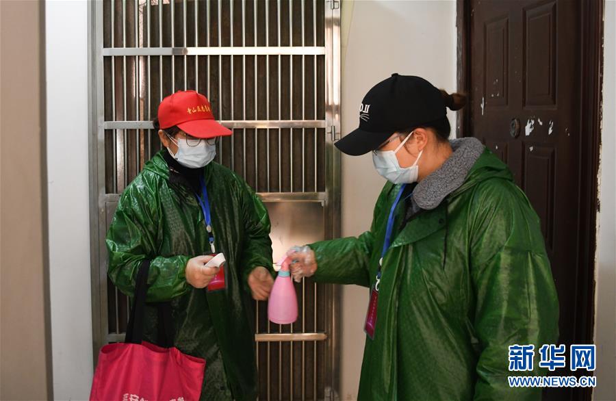 （習(xí)近平致敬的戰(zhàn)&ldquo;疫&rdquo;英雄&middot;社區(qū)工作者篇&middot;圖文互動(dòng)）（9）他們，堅(jiān)守一線(xiàn)戰(zhàn)風(fēng)雨