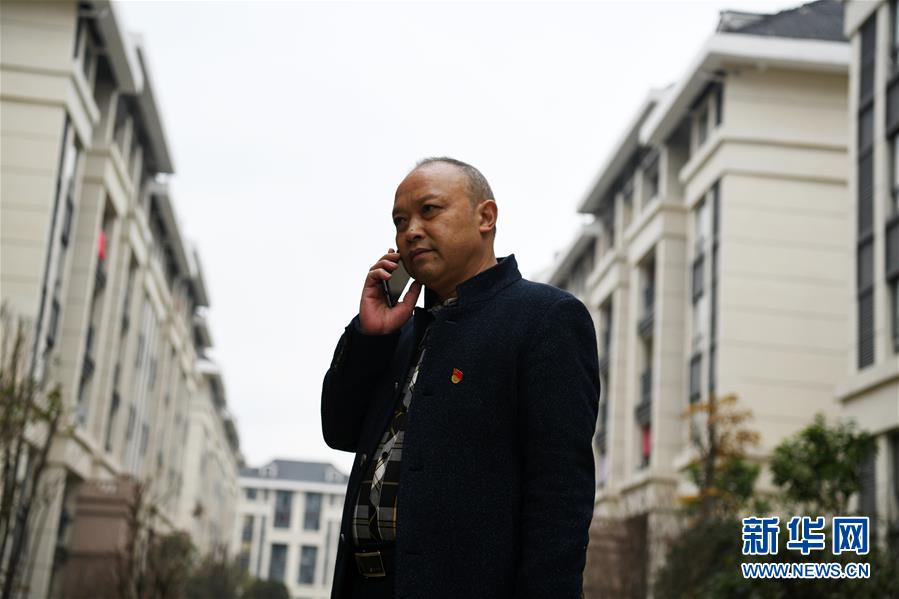 (新華全媒頭條·圖文互動(dòng))(5)來(lái)自大山深處的“移民管家”——記貴州正安縣瑞濠街道辦事處主任吳太璽