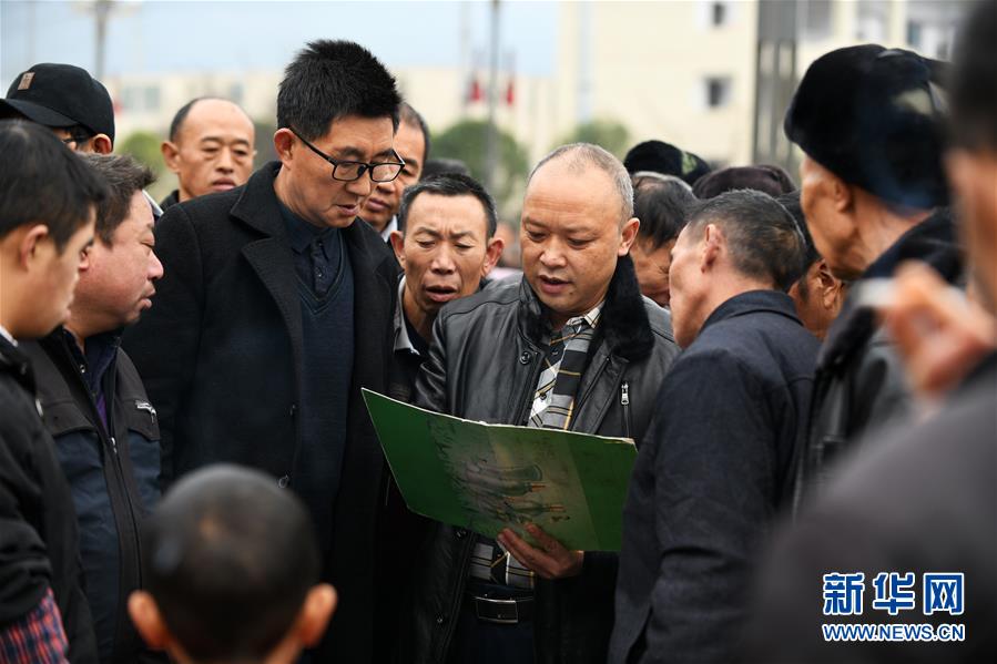 (新華全媒頭條·圖文互動(dòng))(6)來(lái)自大山深處的“移民管家”——記貴州正安縣瑞濠街道辦事處主任吳太璽