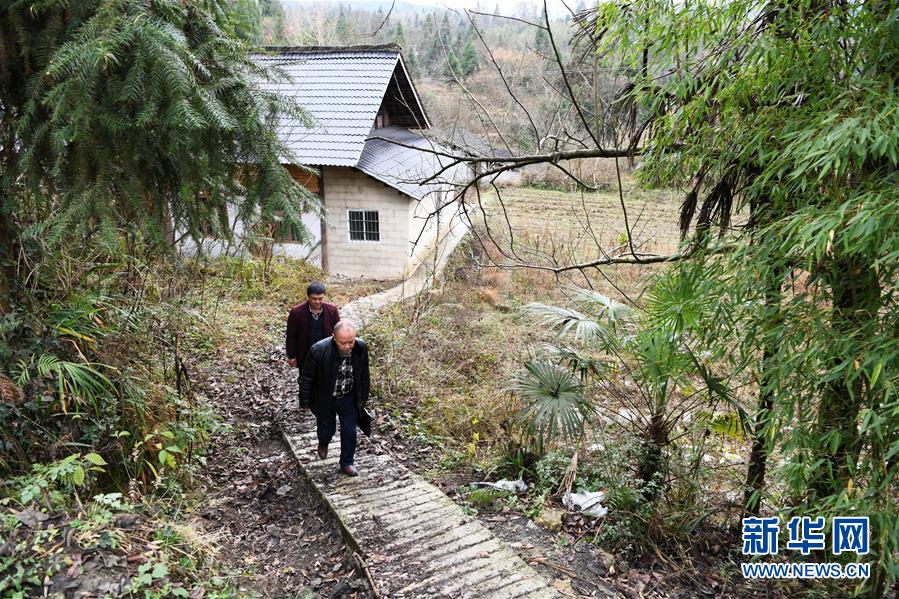(新華全媒頭條·圖文互動(dòng))(7)來(lái)自大山深處的“移民管家”——記貴州正安縣瑞濠街道辦事處主任吳太璽