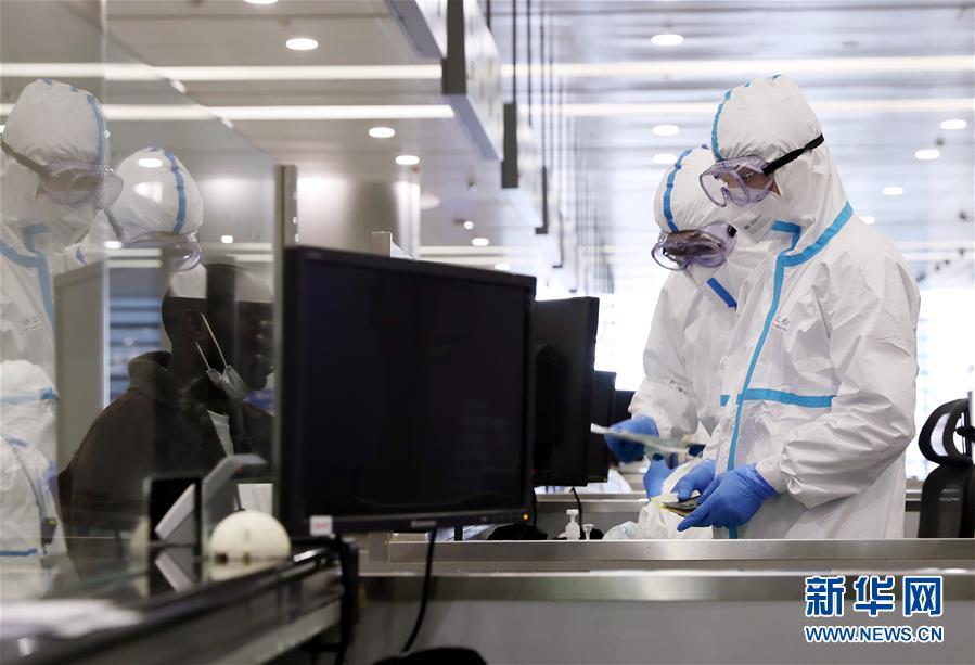 (聚焦疫情防控·圖文互動(dòng))(4)用青春筑牢防疫“長城”——上海青年突擊隊(duì)嚴(yán)守浦東國際機(jī)場第一線