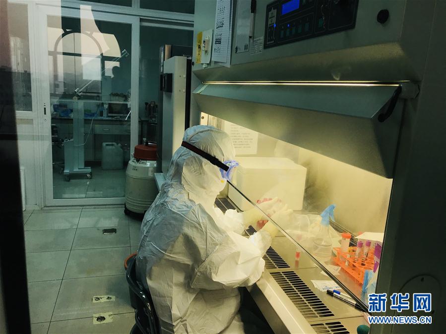 （習(xí)近平致敬的戰(zhàn)&ldquo;疫&rdquo;英雄&middot;科技工作者篇&middot;圖文互動）（3）他們，爭分奪秒與病魔較量