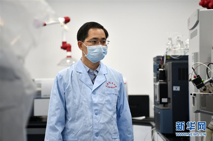 （習(xí)近平致敬的戰(zhàn)&ldquo;疫&rdquo;英雄&middot;科技工作者篇&middot;圖文互動）（6）他們，爭分奪秒與病魔較量