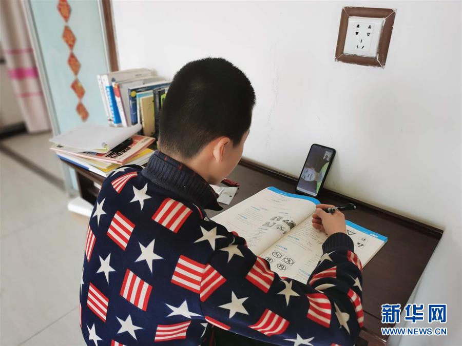 （決戰(zhàn)決勝脫貧攻堅&middot;圖文互動）（1）貧困村的學(xué)生有了免費(fèi)&ldquo;網(wǎng)約課&rdquo;